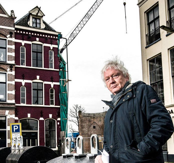 Buurman Jacques Struis voor het pand naast de bouwput van Viking.