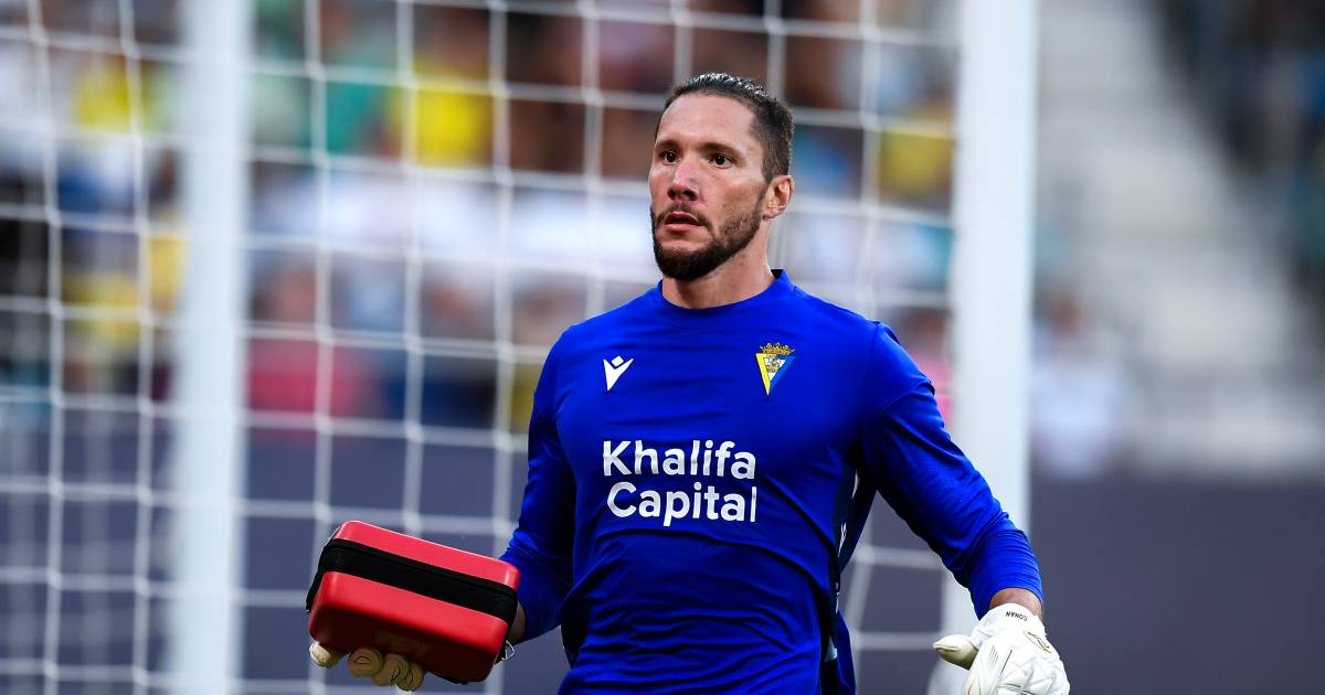 Cádiz-doelman Jeremias Ledesma schiet onwel geworden fan te hulp met defibrillator tijdens duel Barça