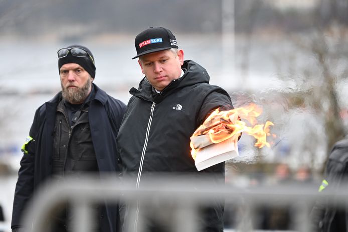 Deens-Zweedse extreemrechtse provocateur Rasmus Paludan stak gisteren een exemplaar van de koran in brand, tijdens een betoging nabij de Turkse ambassade.