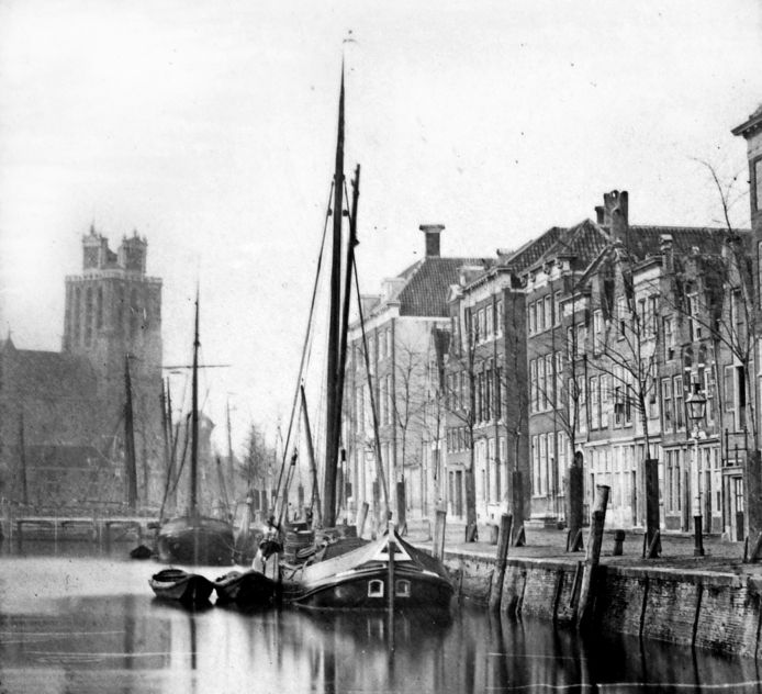 Een hektjalk in de Nieuwe Haven, ca. 1860. Duidelijk is driehoek op het achterschip (hek) te zien.