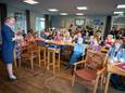 Burgemeester Patricia Hoytink-Roubos heeft het welkomstwoord in Zetten. ,,We zitten allemaal in het vizier van cybercriminelen, mijn schoonmoeder trapte er gelukkig niet in.”