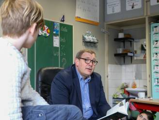 Schotens burgemeester komt voorlezen op school tijdens jeugdboekenmaand 