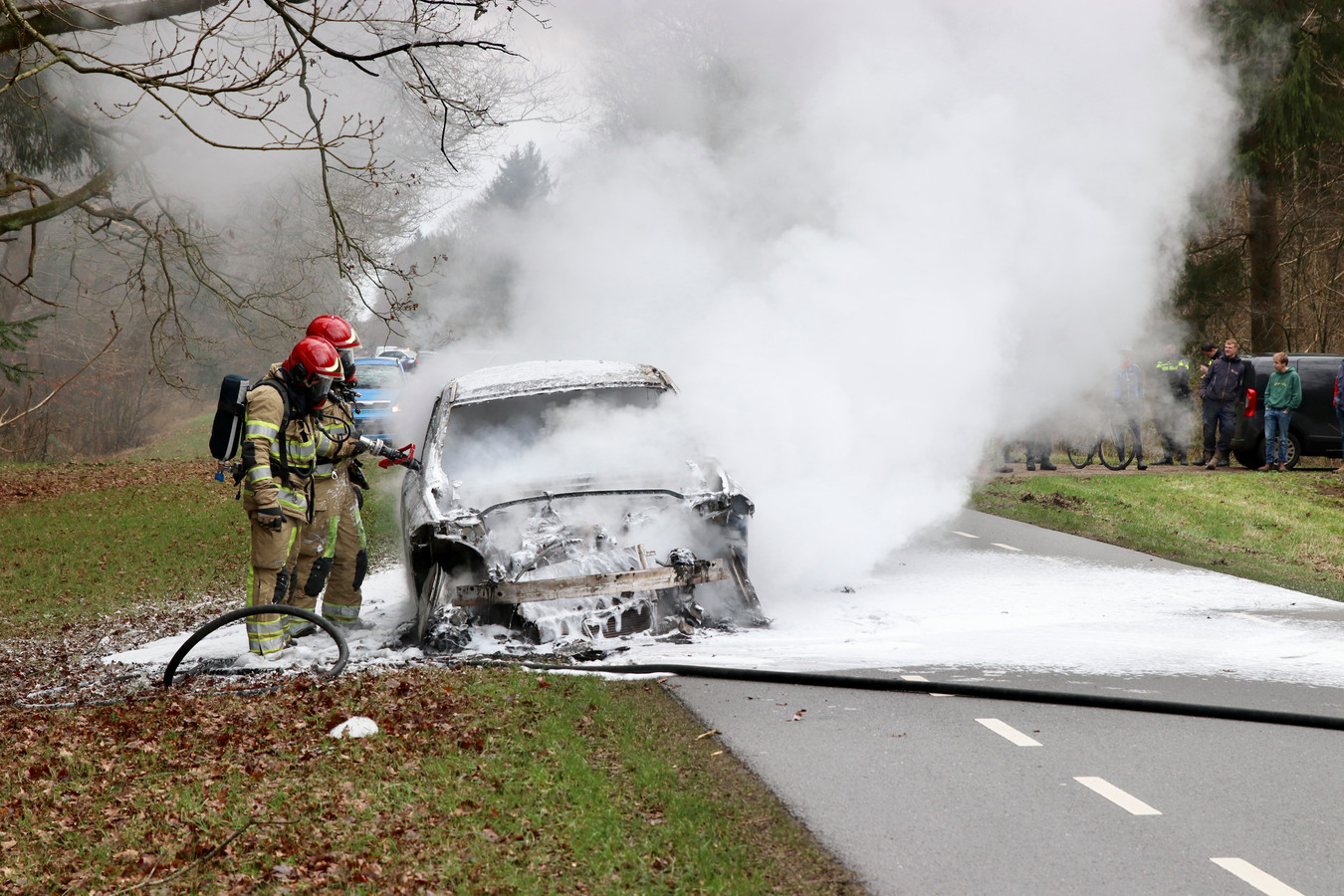 Auto brandt volledig uit op Hopweg in Kuinderbos