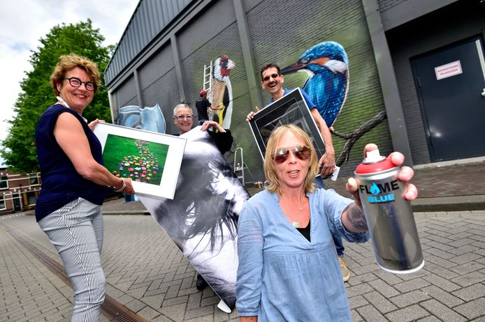 Deelnemers aan het Streetart Festival in Bodegraven-Reeuwijk. (V.l.n.r.:) Keramiste Corrie Voordouw, fotografe Gisella Klein, graffitikunstenaar Renske Koster en fotograaf Ap Quist. Op de achtergrond graffitikunstenaarJoost Zwanenburg.