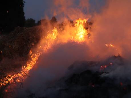 Veel rook bij brand in hooiberg in Sprang-Capelle