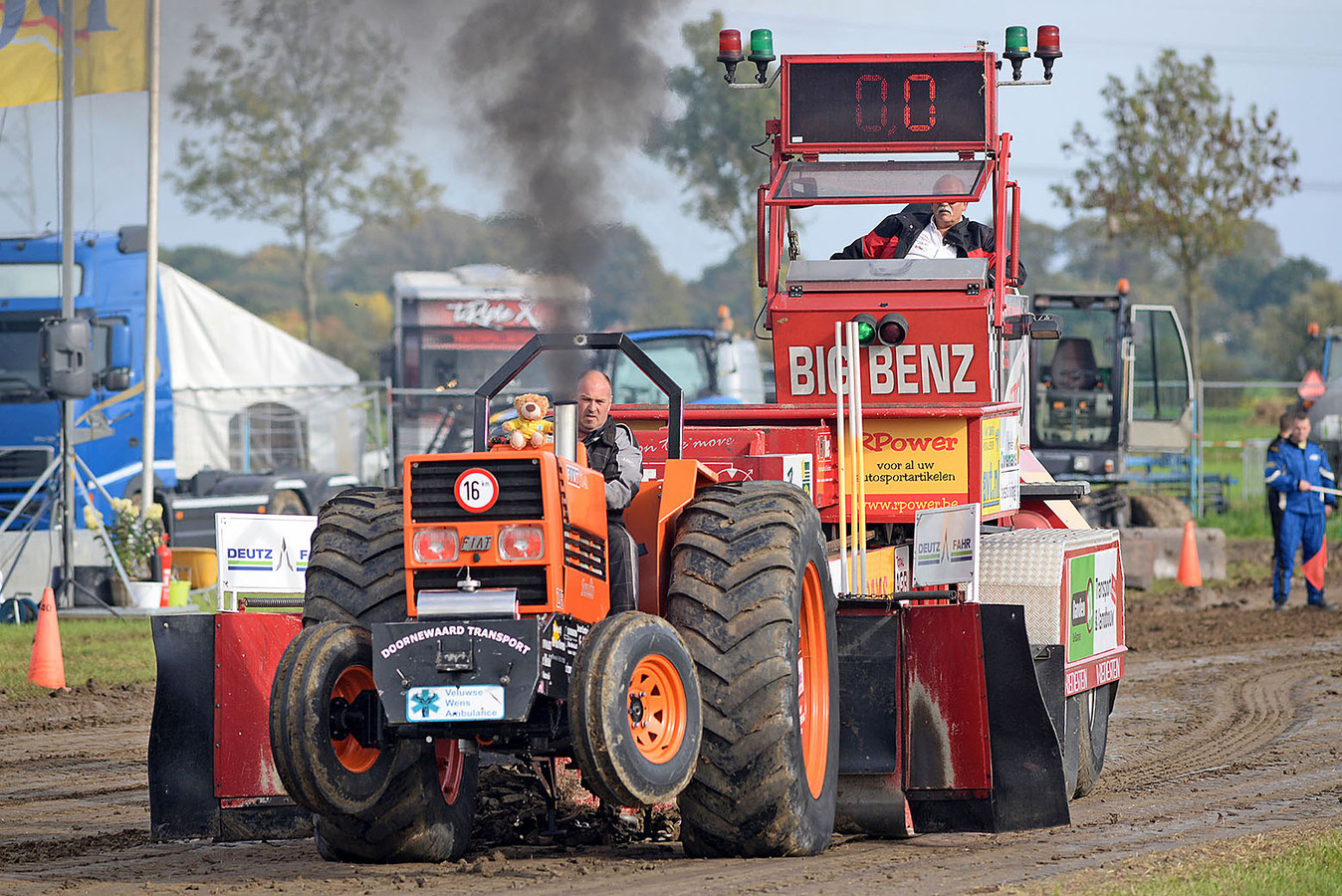 De KPJ Halsteren organiseert al jaren het evenement tractorpulling op de akkers aan de Tholenseweg.
