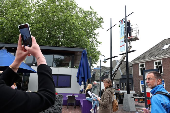 Wethouder Mariëlle van Alphen -Habraken hing ruim een maand geleden als symbool van de heropening van de opgeknapte Rechterstraat nog banieren op.