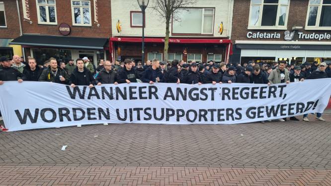 Fans PSV én Cambuur protesteren even op Trudoplein in Eindhoven