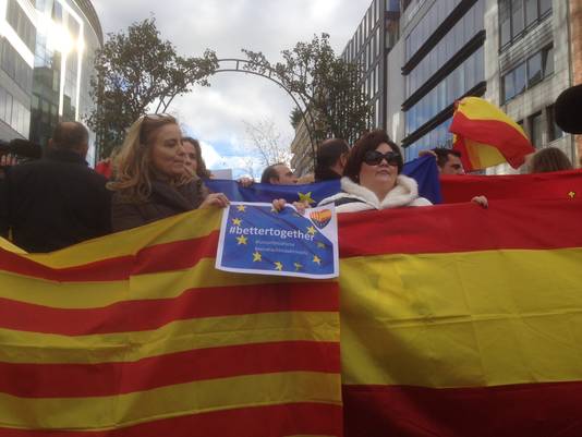 Ook demonstranten tegen de onafhankelijkheid van Catalonië lieten zich vandaag horen in Brussel.