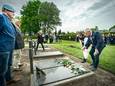 Frits Barend en Mencia Sandrode-leerling Desteny van Rijen leggen bloemen op het graf van Joep Henneboel, de goede Duitser.