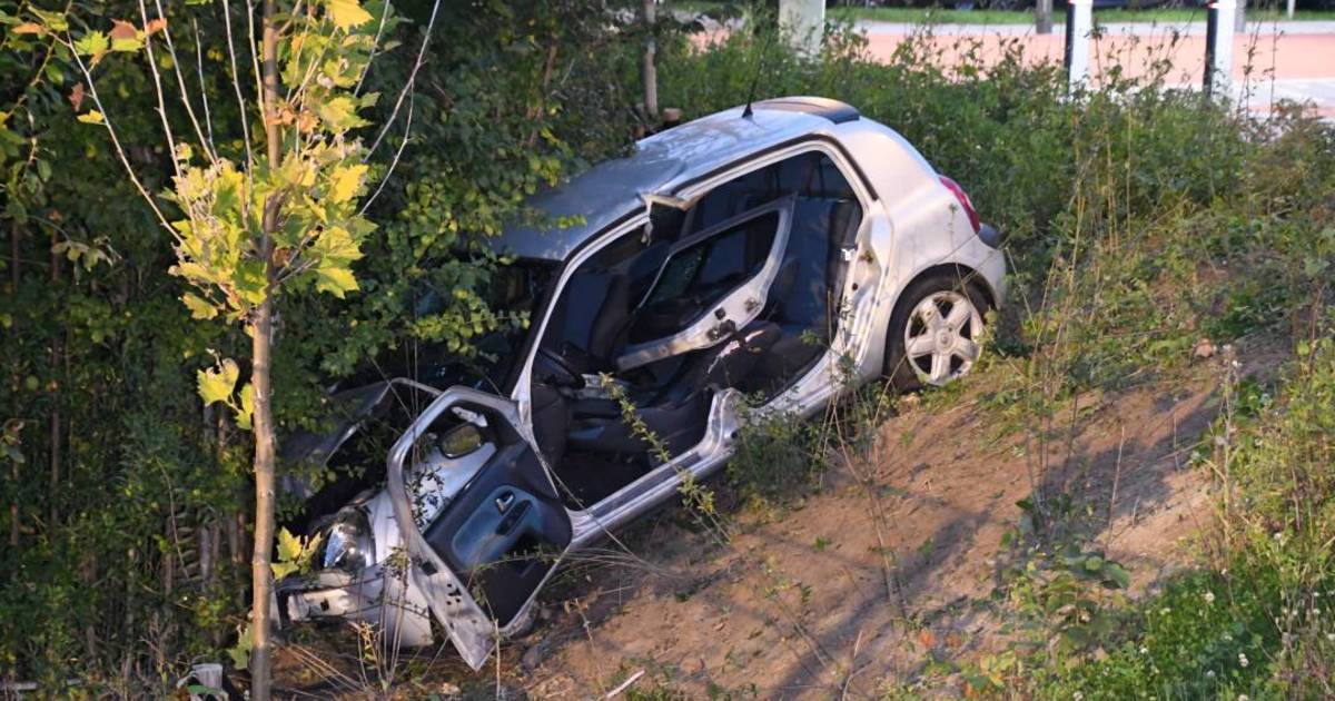 Beknelde bestuurder bevrijdt na ongeluk Sint-Maartensdijk.