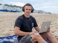 Roan Kole, alias DJ Roano en DJ TechRo, op het strand bij Dishoek. Over een paar weken zit hij op het strand van Lloret de Mar.