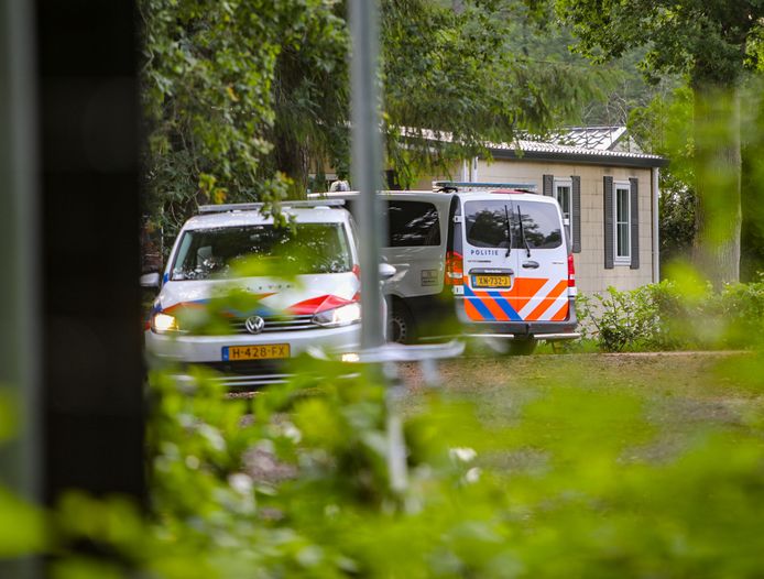 Politie in actie op een vakantiepark op de Veluwe.
