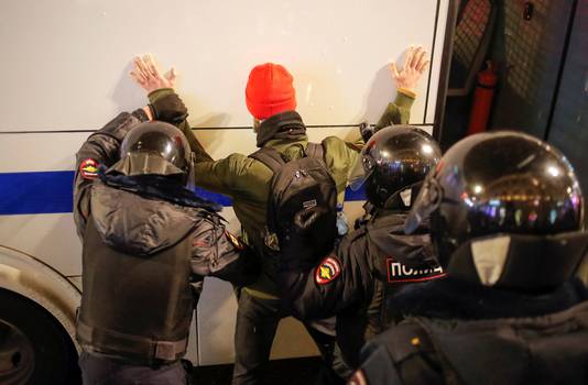 Russische politieagenten arresteren een demonstrant. 