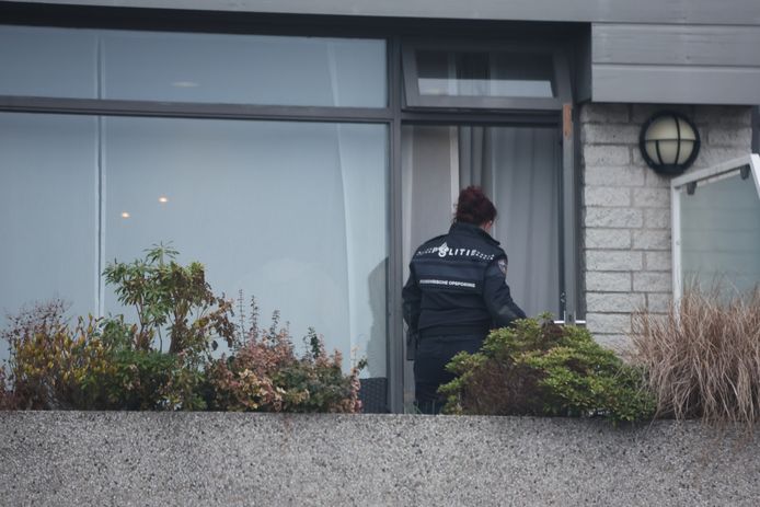 De politie hield maandagmiddag een groot onderzoek in het hotel, onder meer op het balkon van een kamer op de eerste etage.