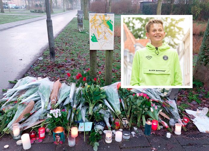 Op de plek waar Tim van der Steen werd neergestoken, werden bloemen neergelegd nadat hij was overleden.