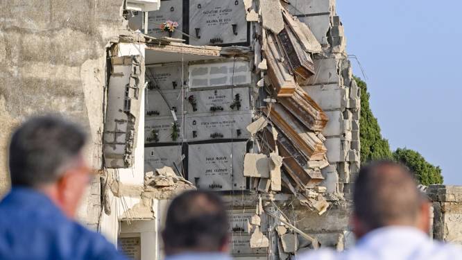 Doodskisten hangen in lucht in Napels nadat grote grafmuur instort