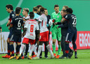 Een woedende Ralf Rangnick (rechts, in de greep bij David Alaba) moet in bedwang worden gehouden door spelers van Bayern en Leipzig.