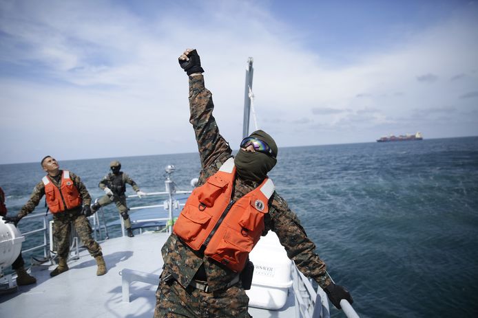 Een lid van het marinekorps van El Salvador dat zich bezighoudt met het onderscheppen van drugstransporten op zee.