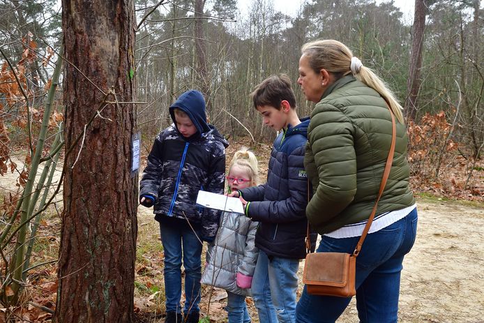 Afgelopen weekend liepen overal in het natuurgebied gezinnetjes, op zoek naar de pijlen en opdrachten.