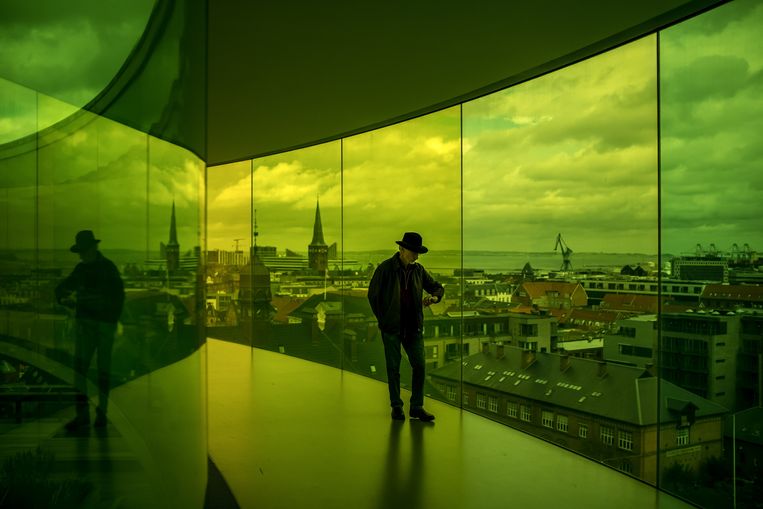 De regenboogloopbrug op museum ArOS. Beeld ANP 