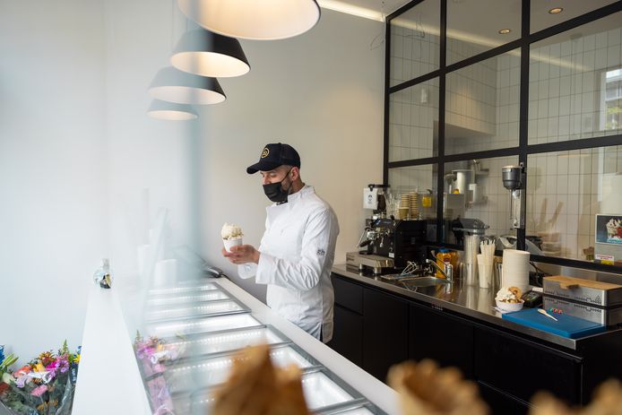 Julien Limbach in zijn ijssalon Gelato Giuliano aan de Marnixplaats.