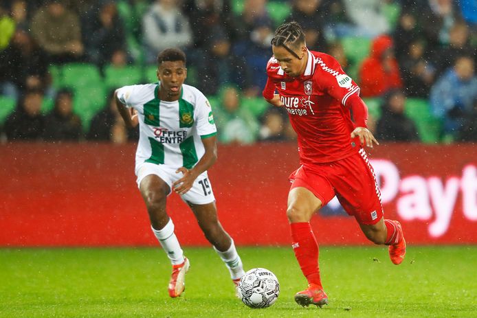 Luca Everink (rechts) in actie tegen FC Groningen.