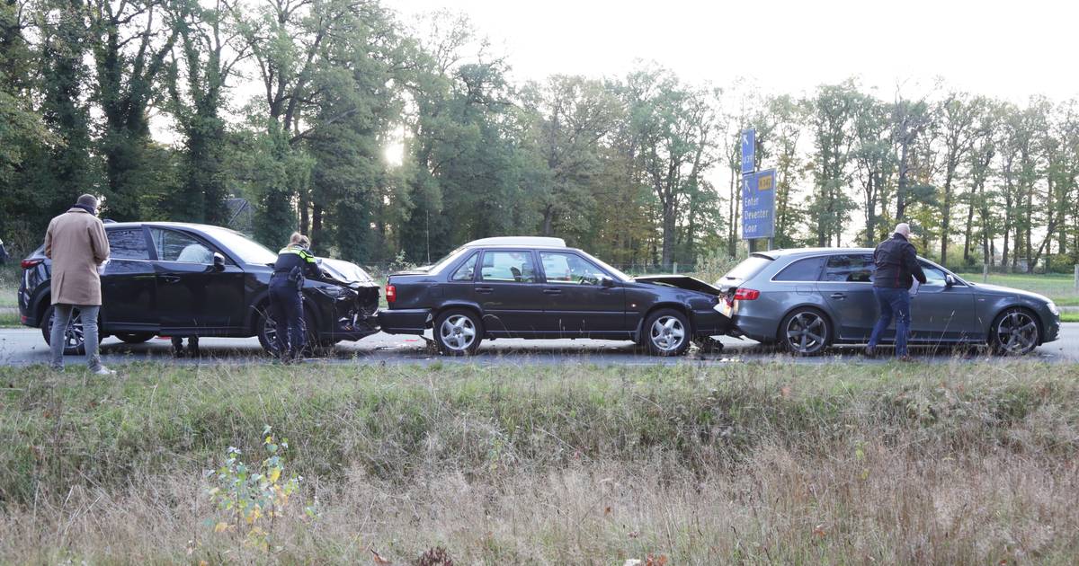 Kettingbotsing tussen drie autos op N350 bij Wierden, geen gewonden.