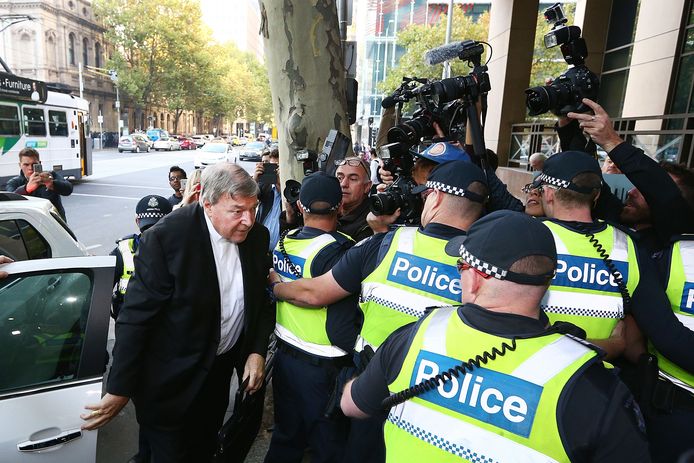 Kardinaal George Pell arriveert bij de rechtbank in Melbourne.