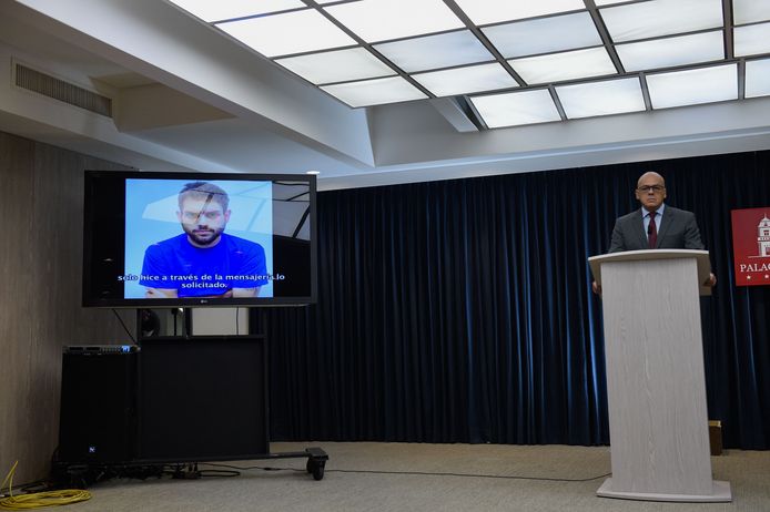 Communicatieminister Jorge Rodriguez (r) toont een video van een opgepakt oppositielid dat 'bekent' dat de opdrachtgevers voor de 'aanslag' op president Maduro in Colombia zitten.
