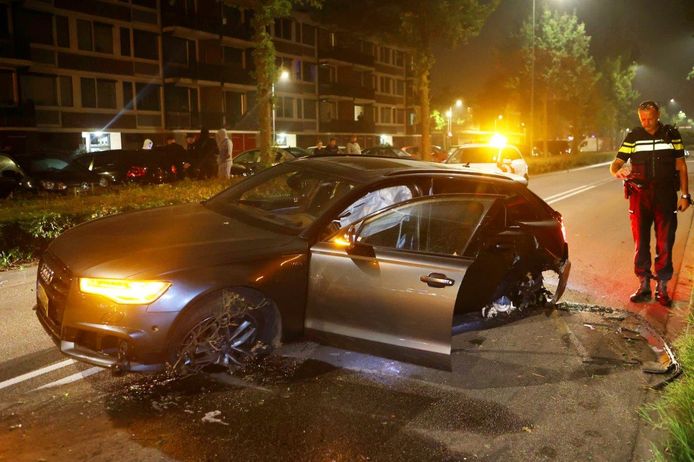 De Audi raakte van de weg en botste tegen een boom aan de Gestelseweg in Den Bosch.