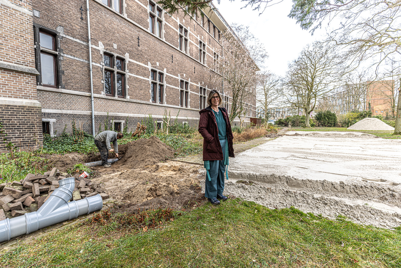 Werk aan de locatie waar de vluchtelingen komen, bijvoorbeeld voor het plaatsen van de sanitaire voorzieningen in de tuin. Projectleider is Hilde van Werven.