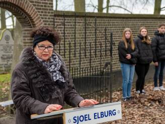 Tijdens de Holocaustherdenking in Elburg is de zwarte sluier van Mirjams (67) geschiedenis is extra voelbaar 