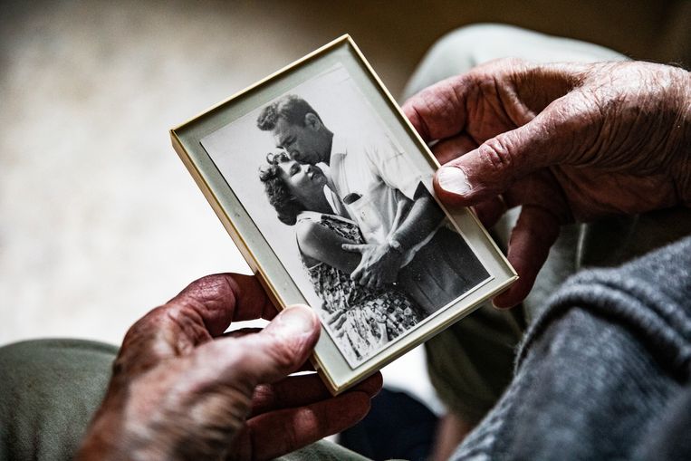 Jos Wessels dengan kekasihnya Elvira berfoto di New Guinea sekitar tahun 1960. Pada tahun 1962 mereka menikah.  Patung Aurelie Gorts