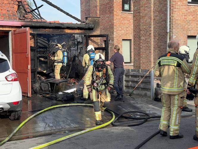 Brand richt zware schade aan in garage in Sint-Michiels