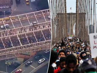 Tienduizenden rouwenden stappen over iconische Brooklyn Bridge New York tijdens herdenking George Floyd, protesten gaan door na avondklok