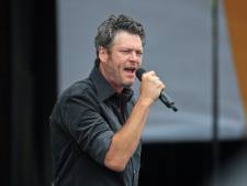 Blake Shelton zingt op podium met 6-jarig ziek jongetje