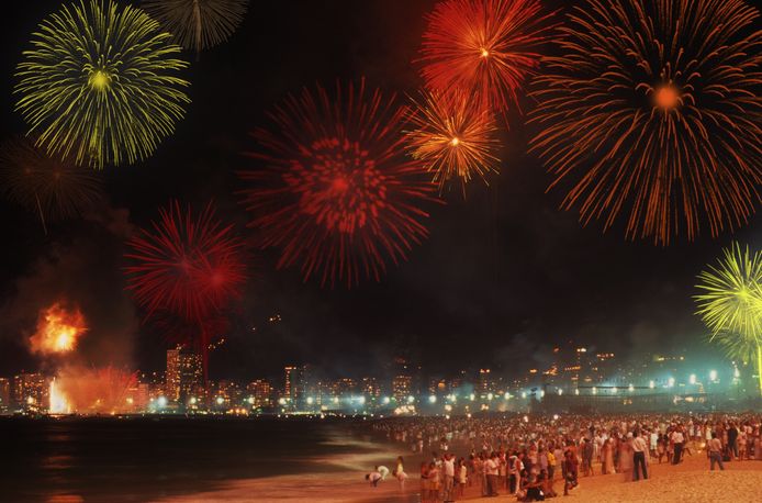Vuurwerk aan het wereldberoemde Copacabana-strand in Rio de Janeiro.