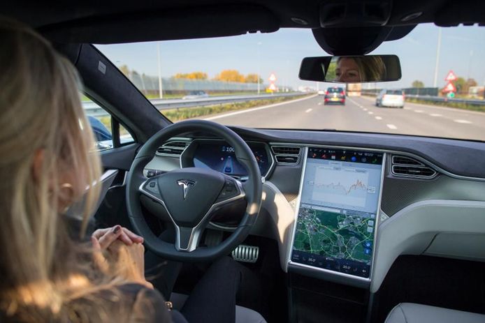 Alle Tesla's met Autopilot kunnen vanaf volgend jaar autonoom rijden, aldus Elon Musk