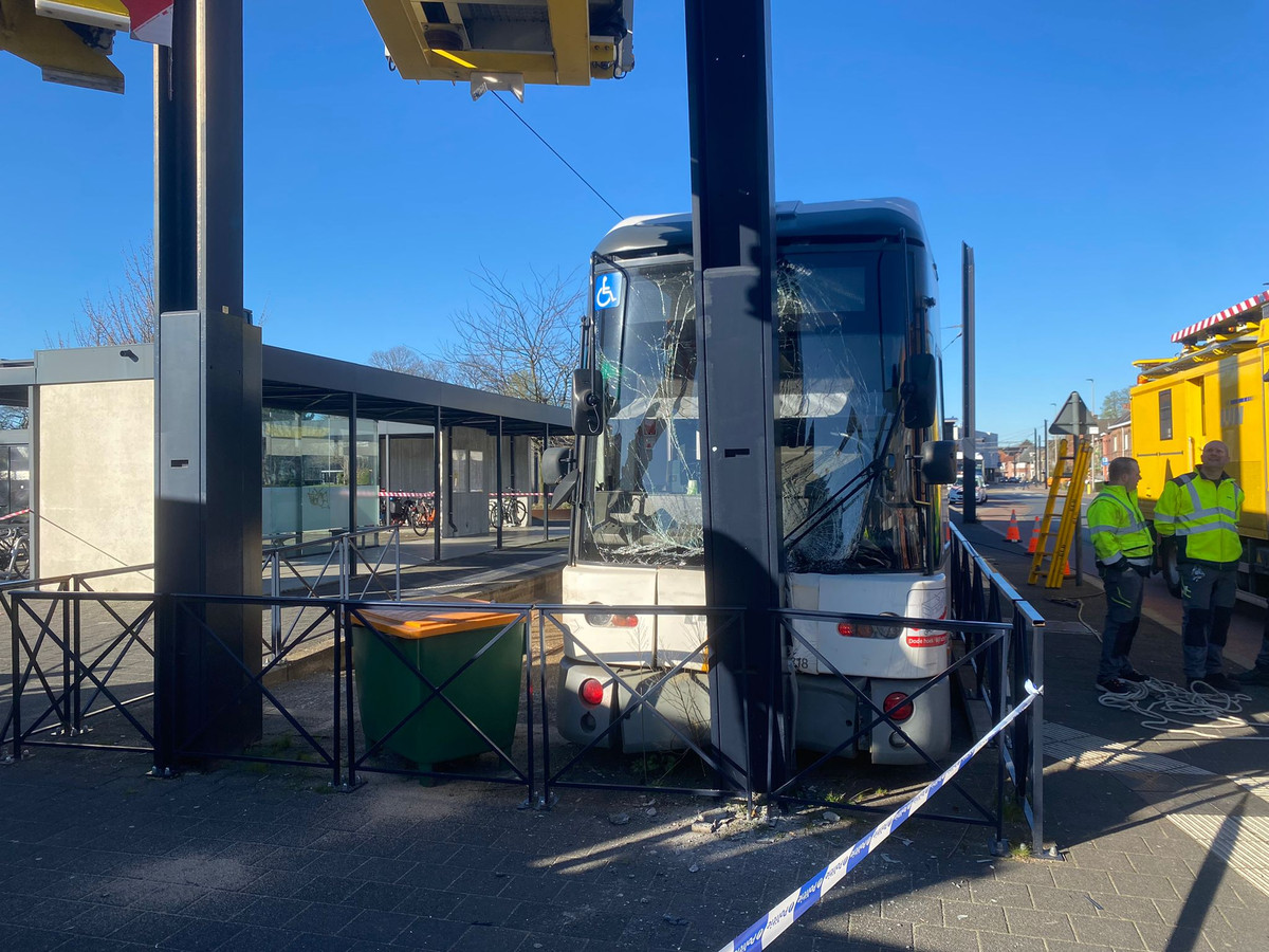 Tram rijdt tegen paal aan eindhalte in Zwijnaarde drie gewonden Foto