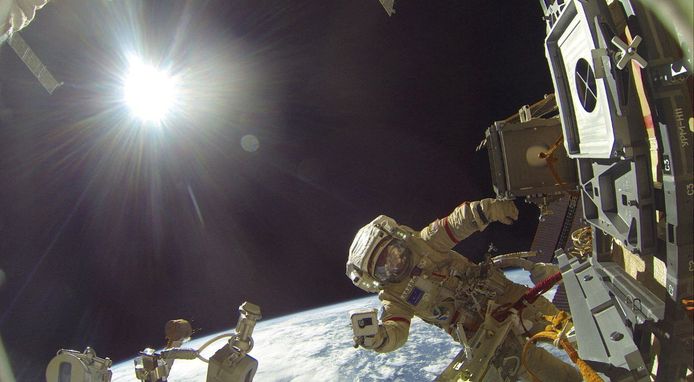 Le cosmonaute Dimitri Peteline effectue une sortie dans l'espace avec le cosmonaute de Roscosmos Sergueï Prokopiev à l'extérieur de la Station spatiale internationale (ISS).