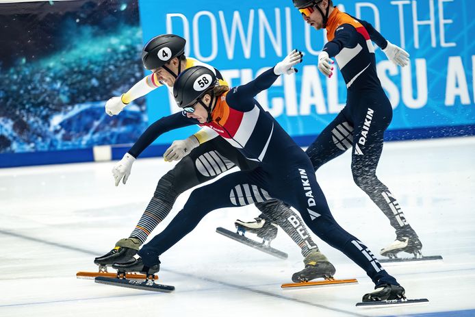 Jens van 't Wout klopt Stijn Desmet op de finish.