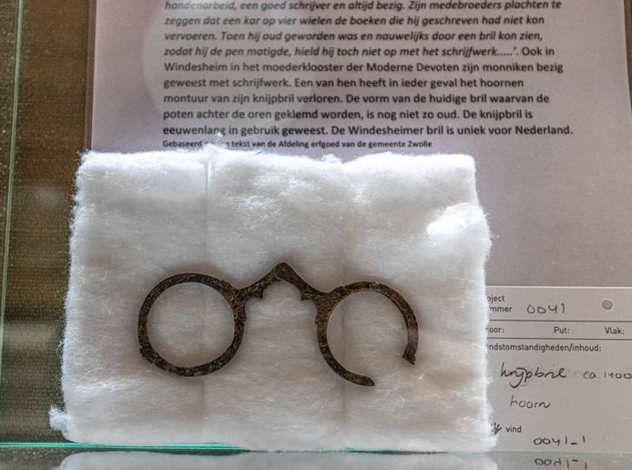 In Windesheim is de oudste bewaard gebleven bril van Nederland te bekijken, een hoornen kijkbril uit 1400, die in 1988 in een beerkuil werd gevonden