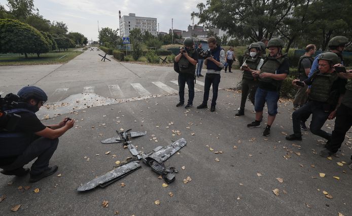 Des journalistes s’attroupent autour d'un drone présent sur le terrain de la centrale de Zaporijjia, lors de la visite de l’AIEA.