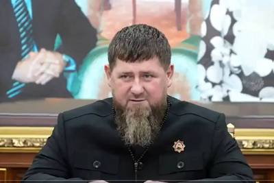 Opnieuw berichten dat ‘Bloedhond van Poetin’ Kadyrov (47) terminaal is: beelden tonen hoe hij roerloos vergadering voorzit