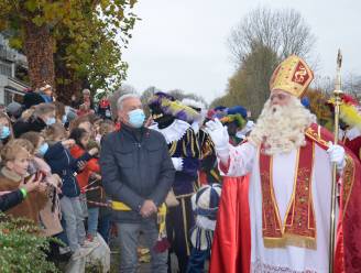 Sinterklaas krijgt warme ontvangst in Ninove ondanks strenge coronaregels: “Blij voor kindjes dat intrede kon doorgaan”