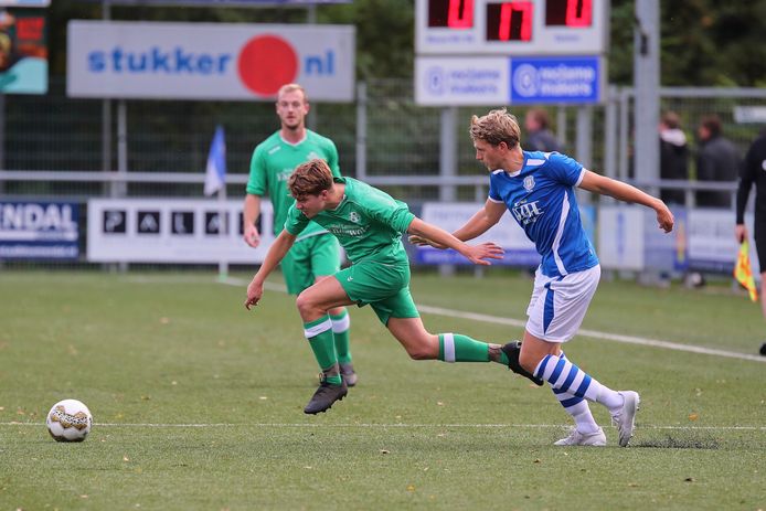 Blauw Wit-speler Leander Stam in duel met Yoran Diepeveen van Almen. Op het eigen sportpark 't Vletgoor bleken de Holtenaren zaterdag met 3-1 te sterk voor Almen.