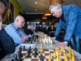 ‘Linke soep!’ Bekendheid Hans Böhm schaakt tegen leden van jarige vereniging in Dieren