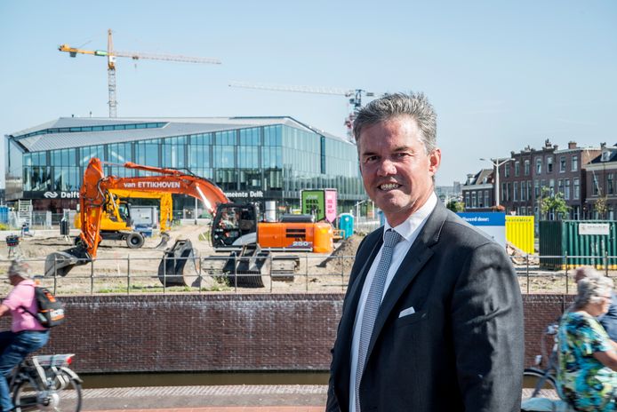 Bart Smals, met op de achtergrond de bouwkranen in Nieuw Delft. Hij is trots op de wijze waarop de stad zich de afgelopen jaren heeft ontwikkeld.