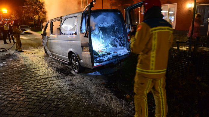 Fikse brand bij een busje aan de Rozenstraat in Asten.